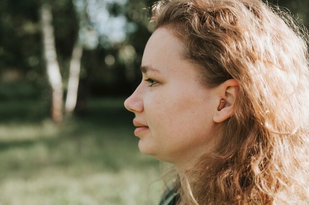 Petite aide auditive intra-canal dans l'oreille d'une femme