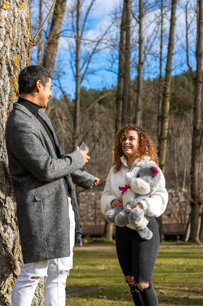 Petite amie donnant un nounours à son petit ami le jour de la Saint-Valentin