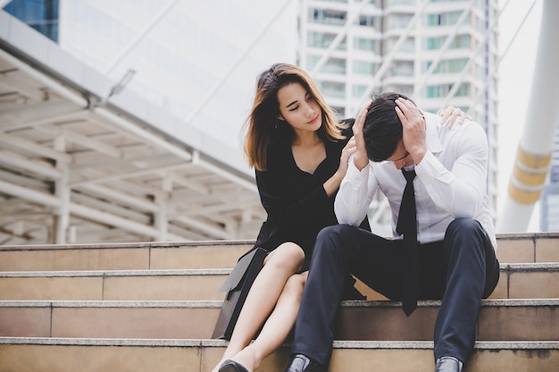 Petite amie est pardonner et embrasser un petit ami contrarié en plein air