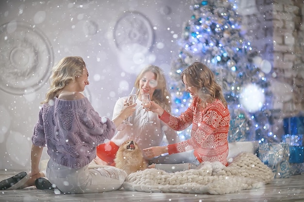 Petite amie de Noël petite amie / filles boivent du champagne pendant les vacances du Nouvel An, les femmes en vacances