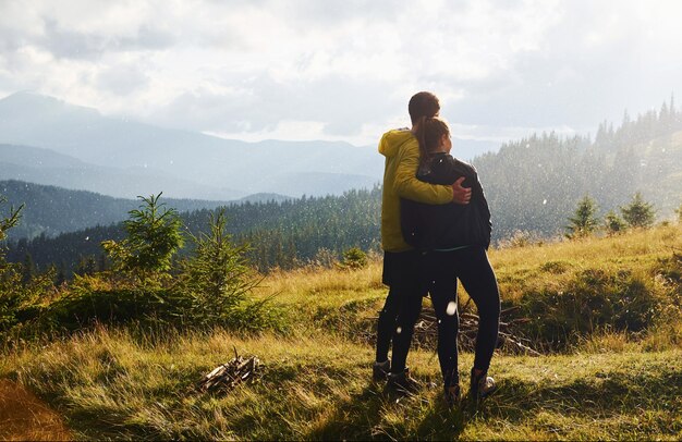 Petite amie avec son petit ami s'embrassant Majestueuses montagnes des Carpates Beau paysage de nature intacte