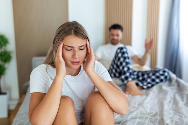 Petite amie triste frustrée assise sur le lit pense aux problèmes relationnels couple pensif après querelle perdu dans ses pensées les amants bouleversés envisagent de rompre la personne offensée déçue par son petit ami