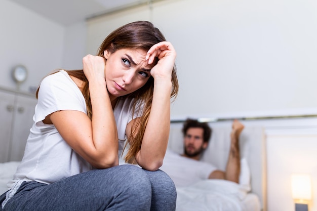 Une petite amie triste et frustrée s'assoit sur le lit, pense à des problèmes relationnels, un couple réfléchi après une querelle perdue dans ses pensées, des amants bouleversés envisagent de rompre, une personne offensée déçue par son petit ami