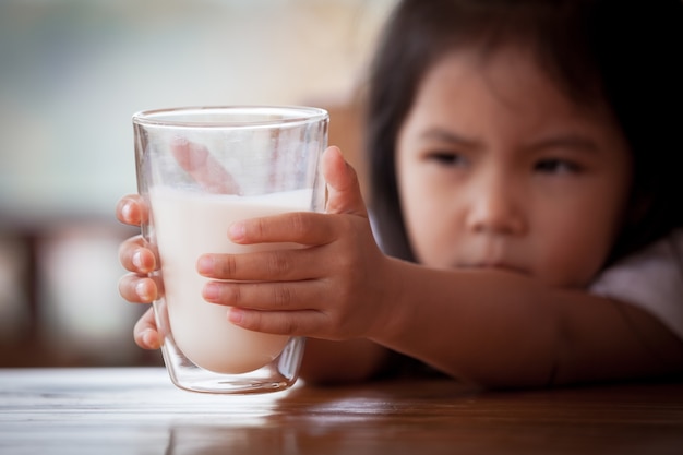 Petite asiat avec un verre de lait.