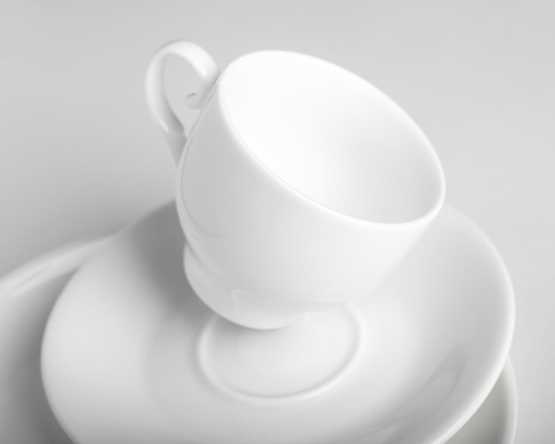 Petite assiette de tasse blanche et support de grande assiette sur fond blanc