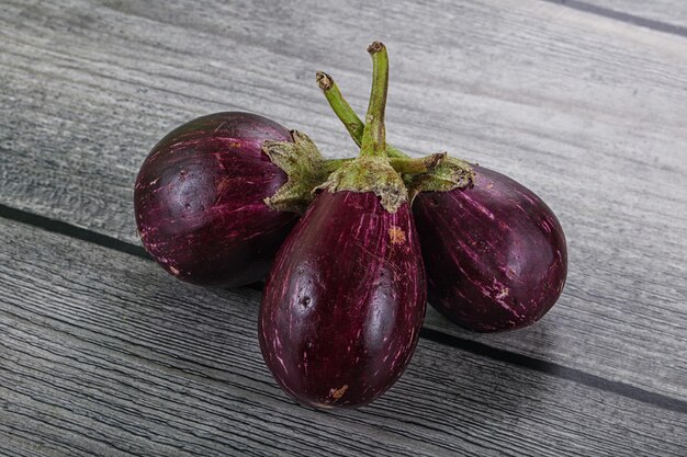 Petite aubergine asiatique crue pour bébé