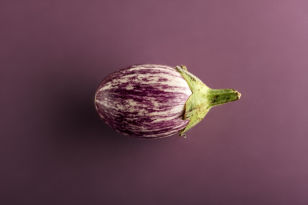 Petite aubergine ou aubergine sur fond violet