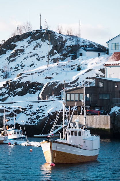 Petite baie en hiver sur les îles Lofoten. navires et rorbu. Norvège