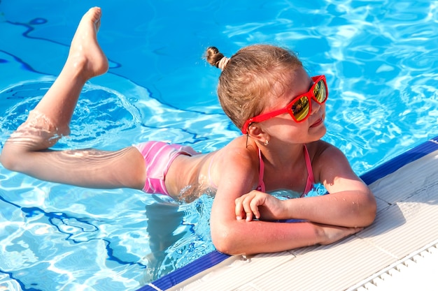 Petite ballerine dans la piscine en été