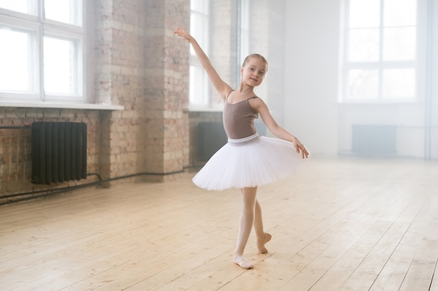 Petite ballerine pratiquant le ballet à l'école de danse, elle se prépare pour la performance