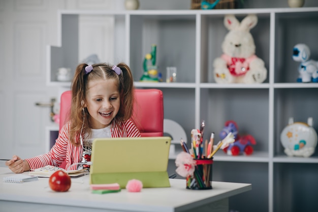 Petite belle fille à l'aide d'une tablette