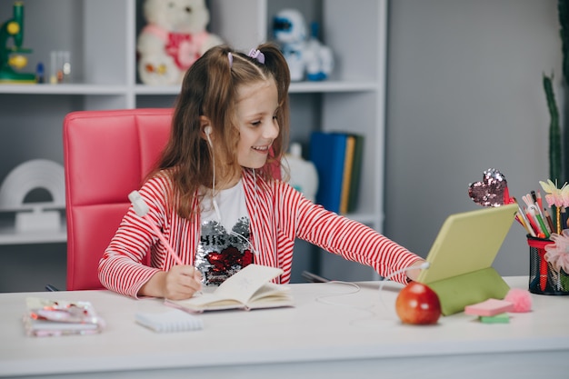 Petite belle fille à l'aide d'une tablette