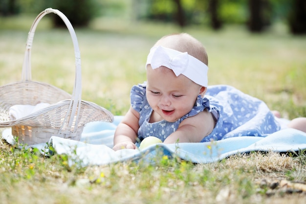 Petite belle fille allongée sur l'herbe