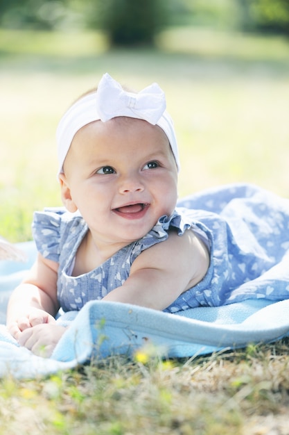 Petite belle fille allongée sur l'herbe