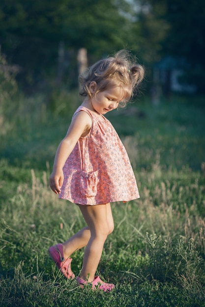 Petite belle fille au jardin