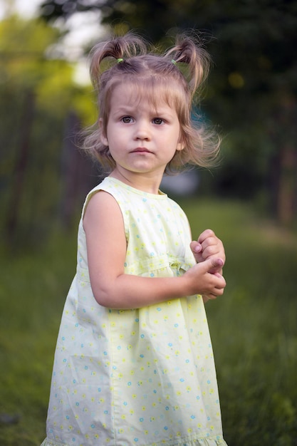 Petite belle fille au jardin