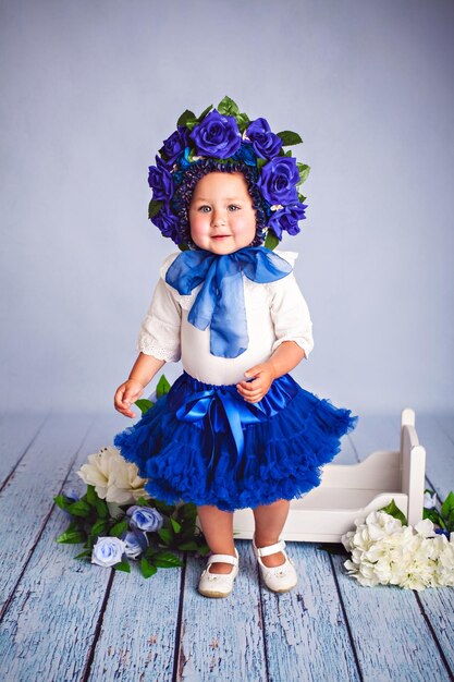 Petite belle fille en costume Flower studio shot