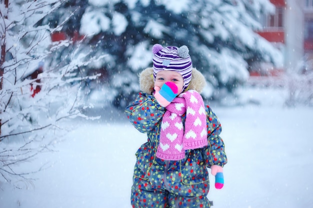 Petite belle petite fille, en vêtements d'hiver