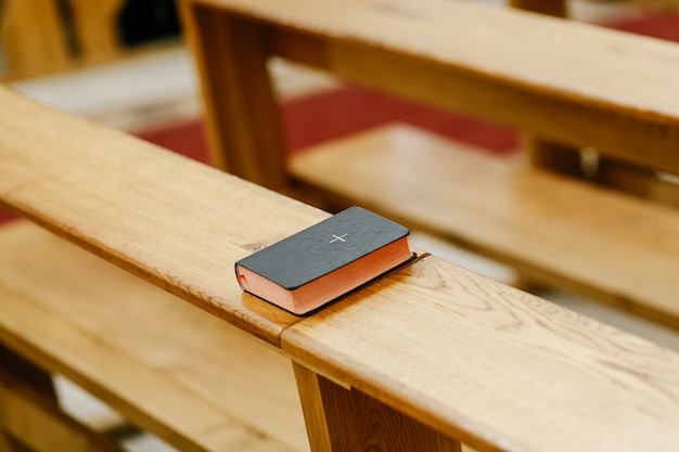 La petite bible se trouve dans l&#39;église