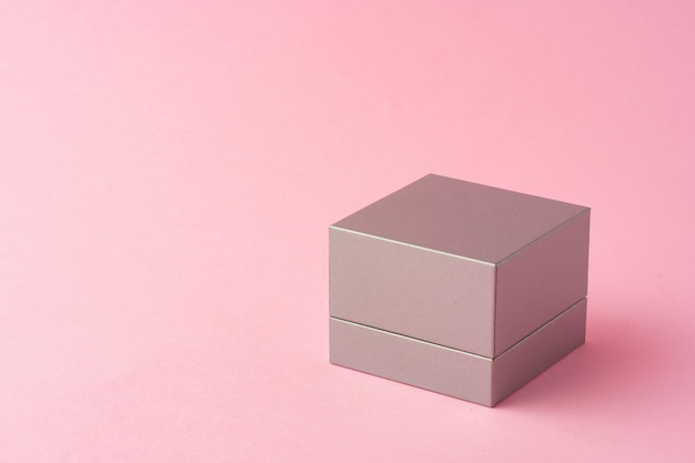 Petite boîte à bijoux sur fond de studio rose