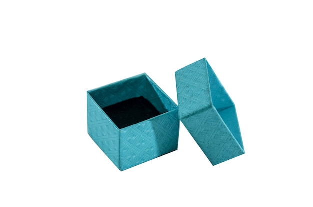 Petite boîte bleue sur surface blanche