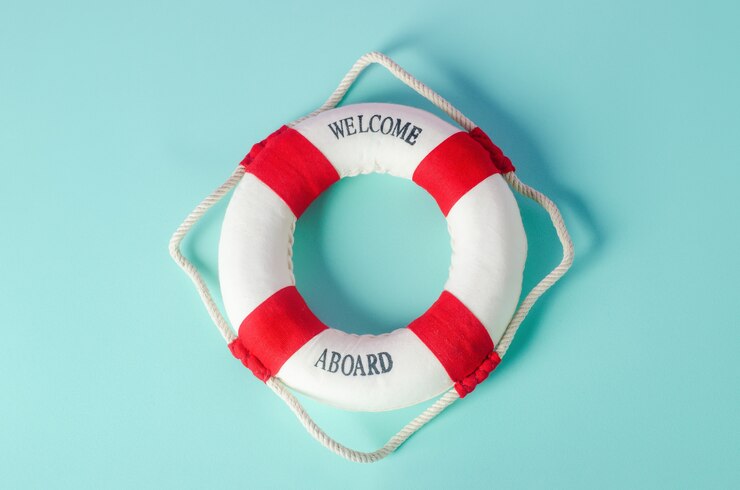 Photo petite bouée rouge et blanche sur fond bleu - fond nautique