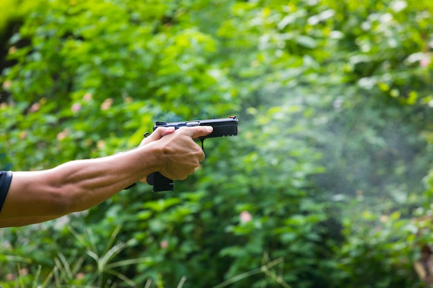 Petite bouffée de fumée provenant d&#39;une arme de poing après avoir été congédiée