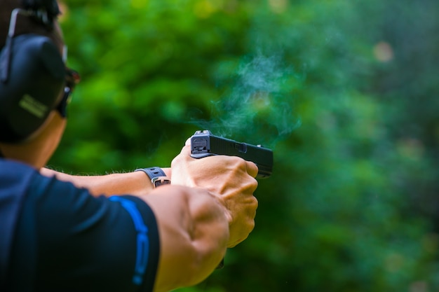 Petite bouffée de fumée provenant d&#39;une arme de poing après avoir été congédiée