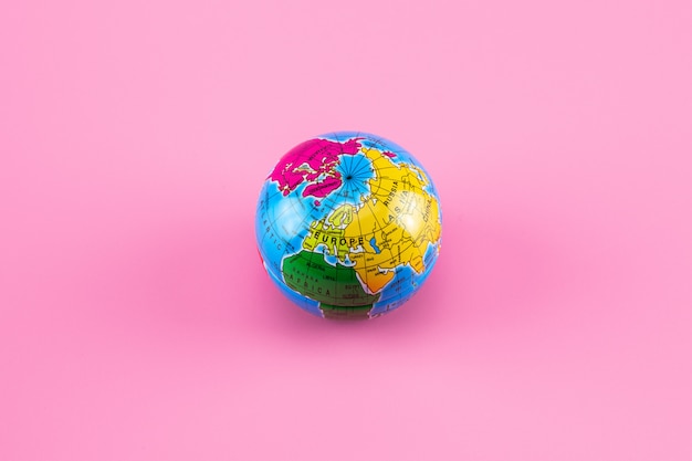 petite boule globe terrestre rose.