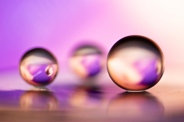 Petite boule de verre en composition macro abstraite Photo de moules en verre