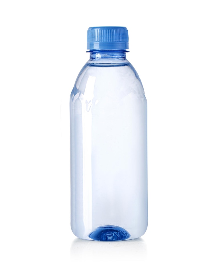 Photo une petite bouteille d'eau bleue.