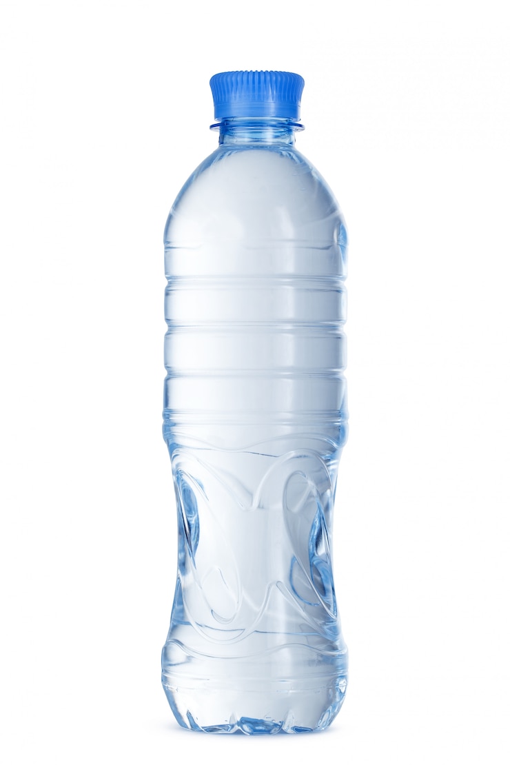 Photo petite bouteille d'eau minérale en plastique isolée sur blanc