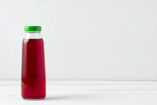 Petite Bouteille En Verre De Jus Frais Sur Fond Blanc