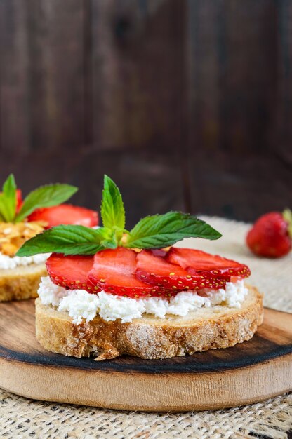 Petite bruschetta au caillé et fraises fraîches