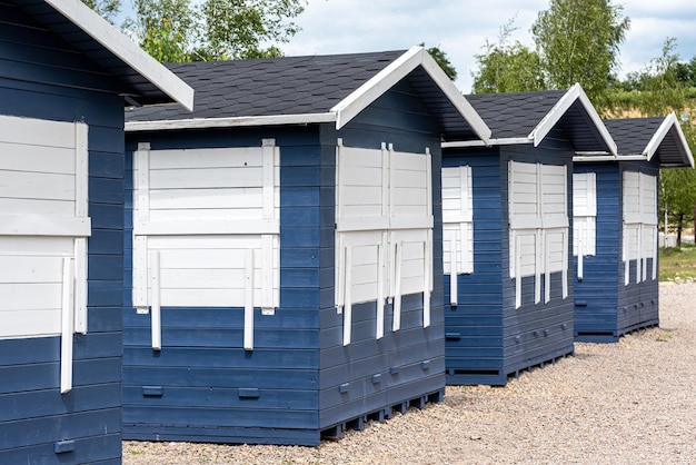 la petite cabane en bois de la boutique bleue