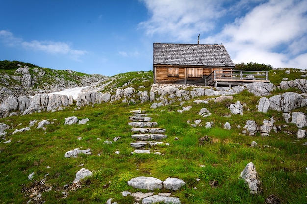 Photo petite cabane dans les montagnes du dachstein en asutria