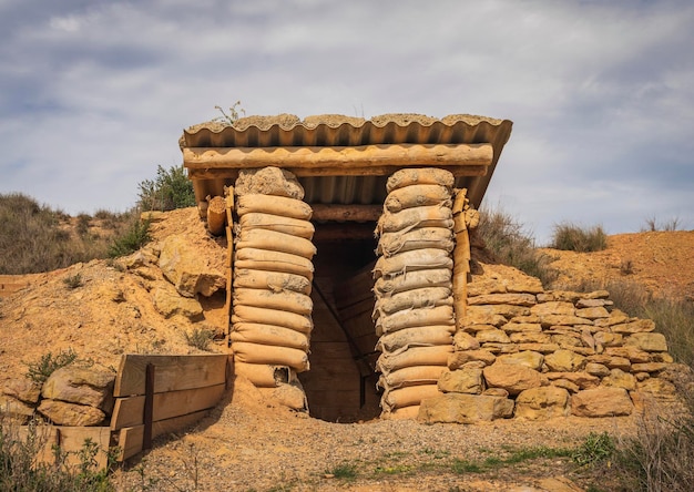 Une petite cabane avec un toit en bois et un toit en brique.