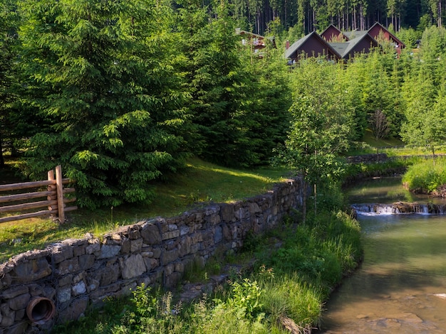 Petite cascade artificielle de rivière avec des roches