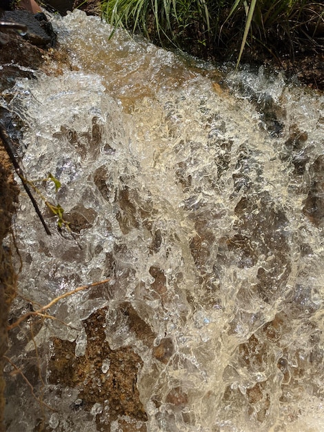 Petite cascade avec bulles et texture mousse