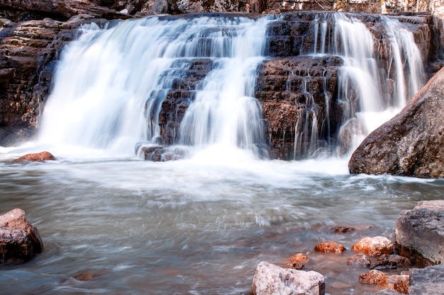 Petite cascade dans le courant d'eau