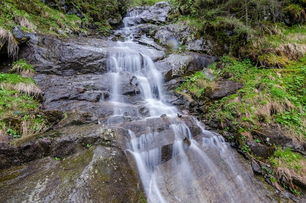 Petite cascade dans les montagnes