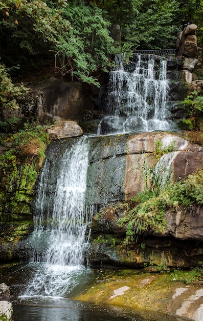 Petite cascade dans le parc en automne