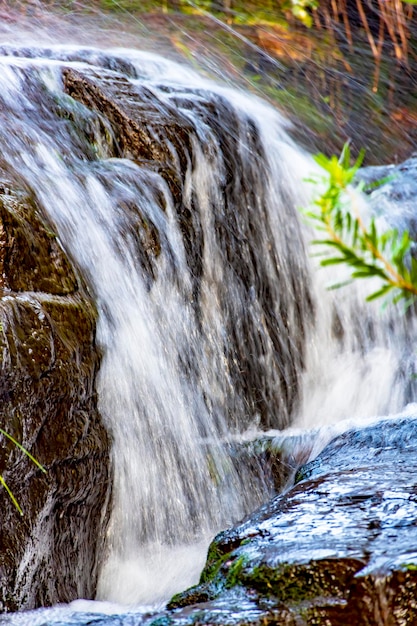 Petite cascade avec de l'eau coulant sur des rochers à Carrancas Minas Gerais au Brésil