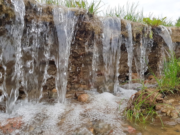 Une petite cascade L'eau qui coule érode le sol