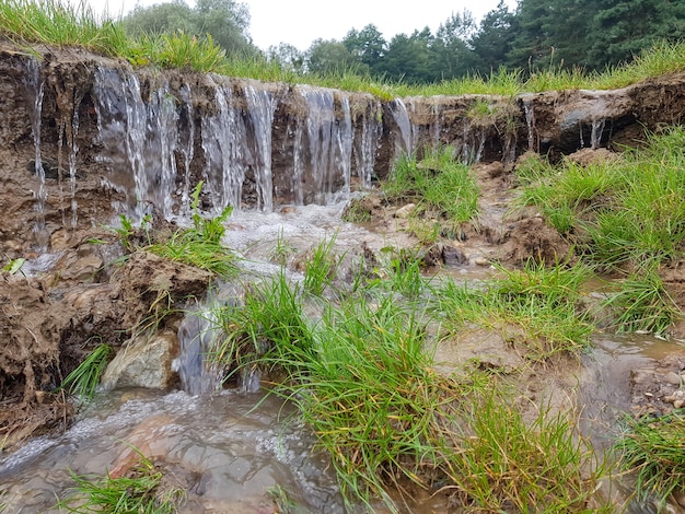 Une petite cascade L'eau qui coule érode le sol