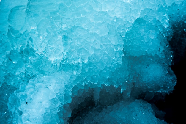 Petite cascade gelée de bleu de montagne se bouchent