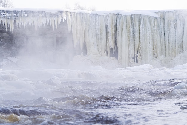 Petite cascade de montagne gelée close up Frozen Jagala Falls Estonie