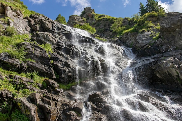 Petite cascade parmi les pierres