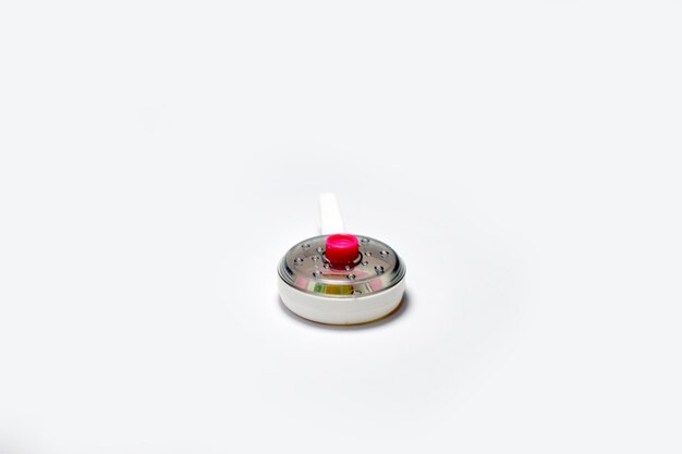 Photo une petite casserole avec une poignée rouge se trouve sur une surface blanche des jouets pour enfants