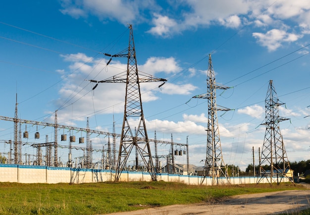 Petite centrale électrique sur fond de ciel